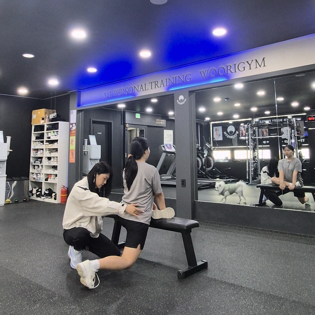 우리짐 매장 전경과 트레이너가 회원의 스트레칭을 돕는 모습