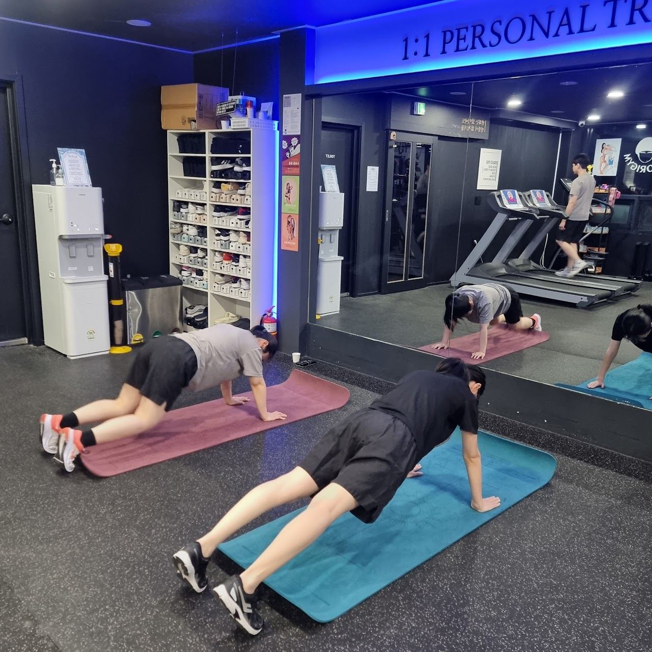 1:1 PERSONAL TRAINING 네온이 걸린 우리짐 매장 전경